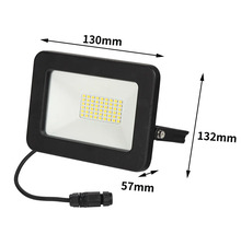Reflector LED cu dimensiunile de 130 mm pe 132 mm pe 57 mm.